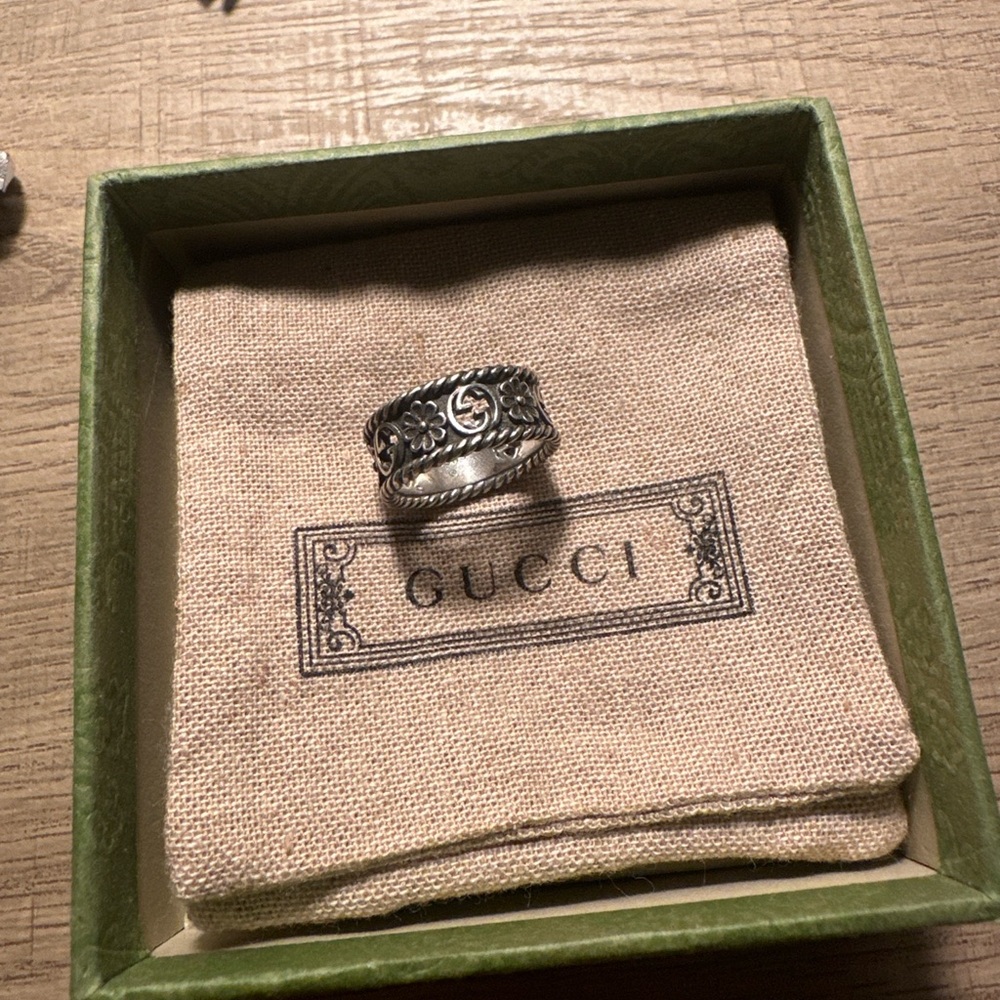 Gucci Interlocking Thin Silver Flower Band